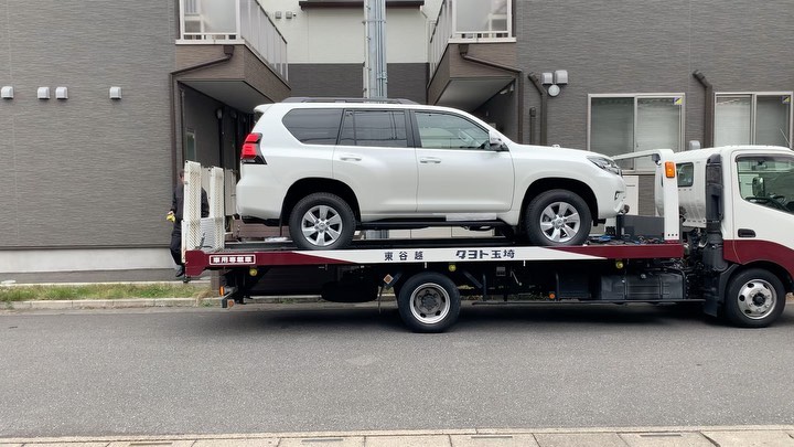 本日 新しいデモカーが納車になりました。150プラド ガソリン車。エンジンも外装もほぼ変わらないのに 何故か課題が山積みなのでこれから粛々と開発します... って事で新車納車後 1時間もしないうちにリア周りはバラバラに(笑)  3時間後には自社マフラー工場へ。。 カスタムに手がつけられるのは春先かな... しっかし こんな地味な変更 嫌がらせかっ‪(≧∇≦) 愚痴っても始まらないのでがんばります ちなみにナンバーはデモカー伝統の 5963✩.*˚･･#Elford #landcrulser #toyota #lexus #prado #lx #lx570 #gx #lc #lc200 #suv #4wd #エルフォード #ランクル #レクサス #トヨタ #プラド150 #ソニックアート #軽量 #ご苦労さん号