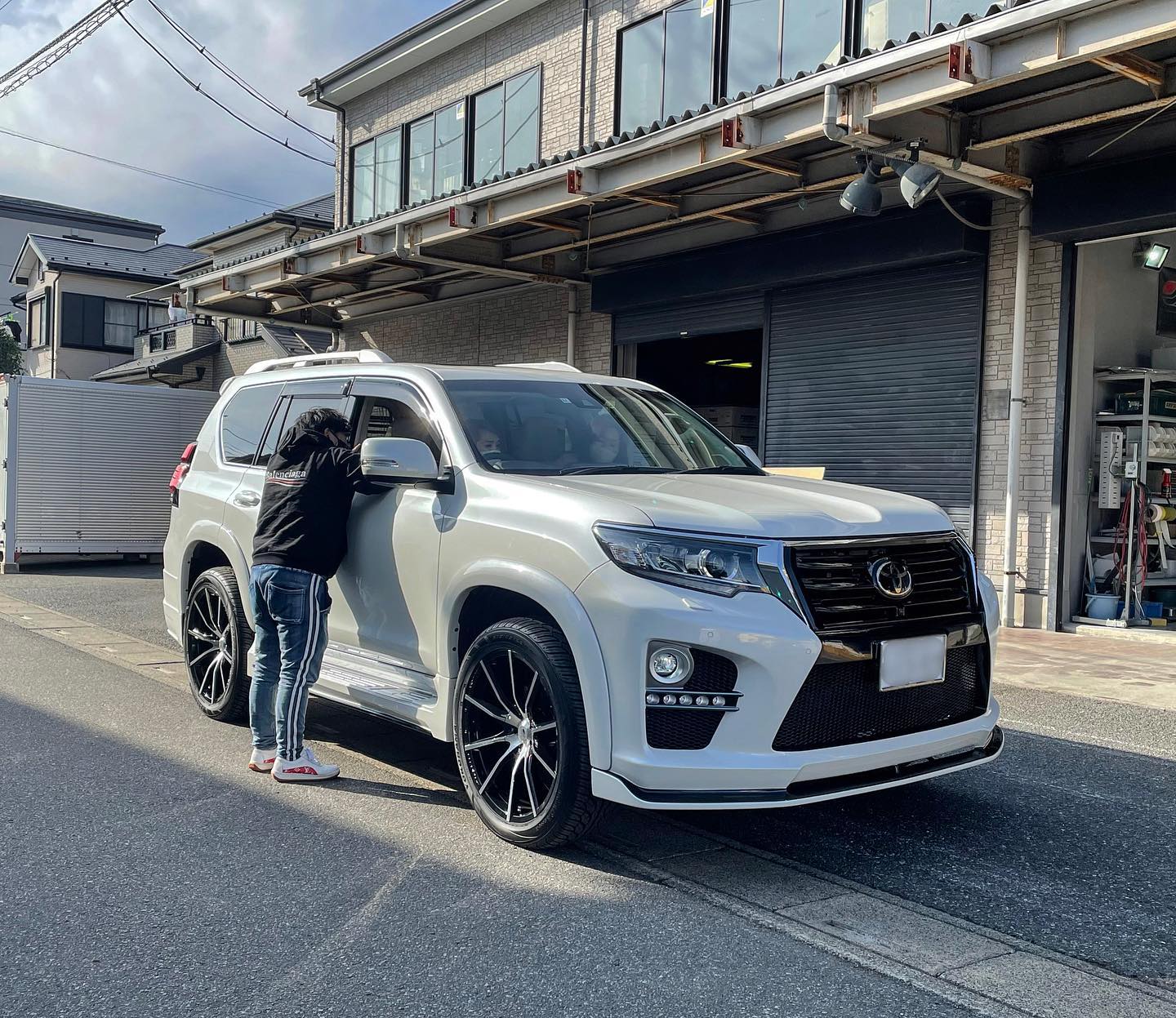 山梨県からオーダー頂いた新車カスタムを本日納めました。大勢で来社頂き賑やかな納車ww 魂込めた仕上がりに大変喜んで頂きました(^^) 祭りの後は通常の開発業務。現在ミリ波レーダーがサイズ変更となった2020年８月以降車用の150プラド バーチカルグリルと150プラドTRDエアロ専用オーバーフェンダーを開発してます。バーチカルグリルは3月上旬発売予定。オーバーフェンダーはマスターの形状が見えて来たら掲載します♪#Elford #landcrulser #toyota #lexus #prado #lx #lx570 #gx #lc #lc200 #suv #4wd #エルフォード #ランクル #レクサス #トヨタ #プラド150 #trd #ソニックアート #軽量