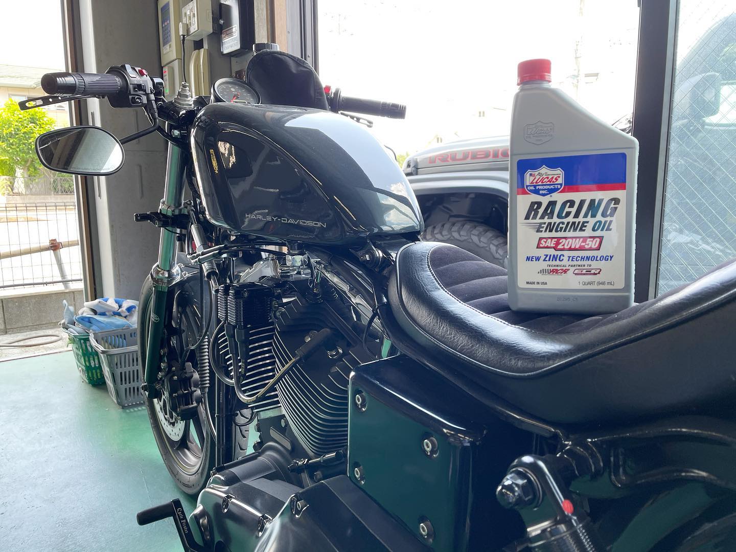 毎週会社に押し売りに来る移動工具屋の推しもあってバイクのエンジンオイルはずっとLUCAS。先週またも押し売りにあって初めてこいつに亜鉛入りエンジンオイルをチョイス。古いエンジンとの相性抜群との事だけど... 2001年は古いか？？🤣#harleydavidsonmotorcycles #fxdl #ダイナ #ローライダー #01年式 #TC88 #クラムジー #ハイカム #ギアカム化 #97ボアアップ #FCR #VPクラッチ #チェーンドライブ #トマゼリセパハン #Brembo #サンダンスホイール #スイングアーム #ハーレーカスタム #ルーカスオイル