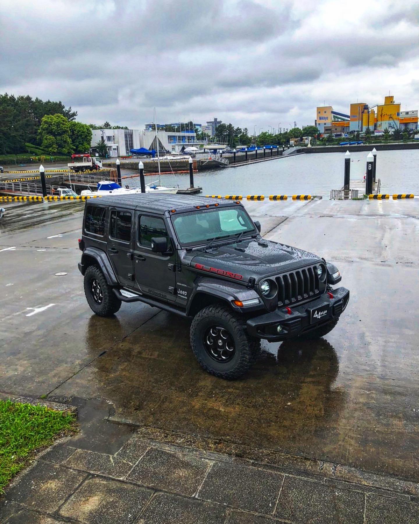 昨日は交通タイムス社から発売される「Jeep Magazine」の取材でした。天気は朝から雨️️️前日の洗車が無駄となってしまいましたが、そこはＪＥＥＰ！雨でも流石の存在感！！負けていません！雑誌の発売は６月１４日の予定ですのでご期待ください！！雨にも負けず、風にも負けず、頑張っていただいたライターさん、カメラマンさん、ありがとうございました‍♂️#Jeep #ラングラー #jl #elford #ジープ #wrangler #suv #4wd #unlimited #アンリミテッド #sahara #サハラ #rubicon #launchedition #エルフォード #ルビコン